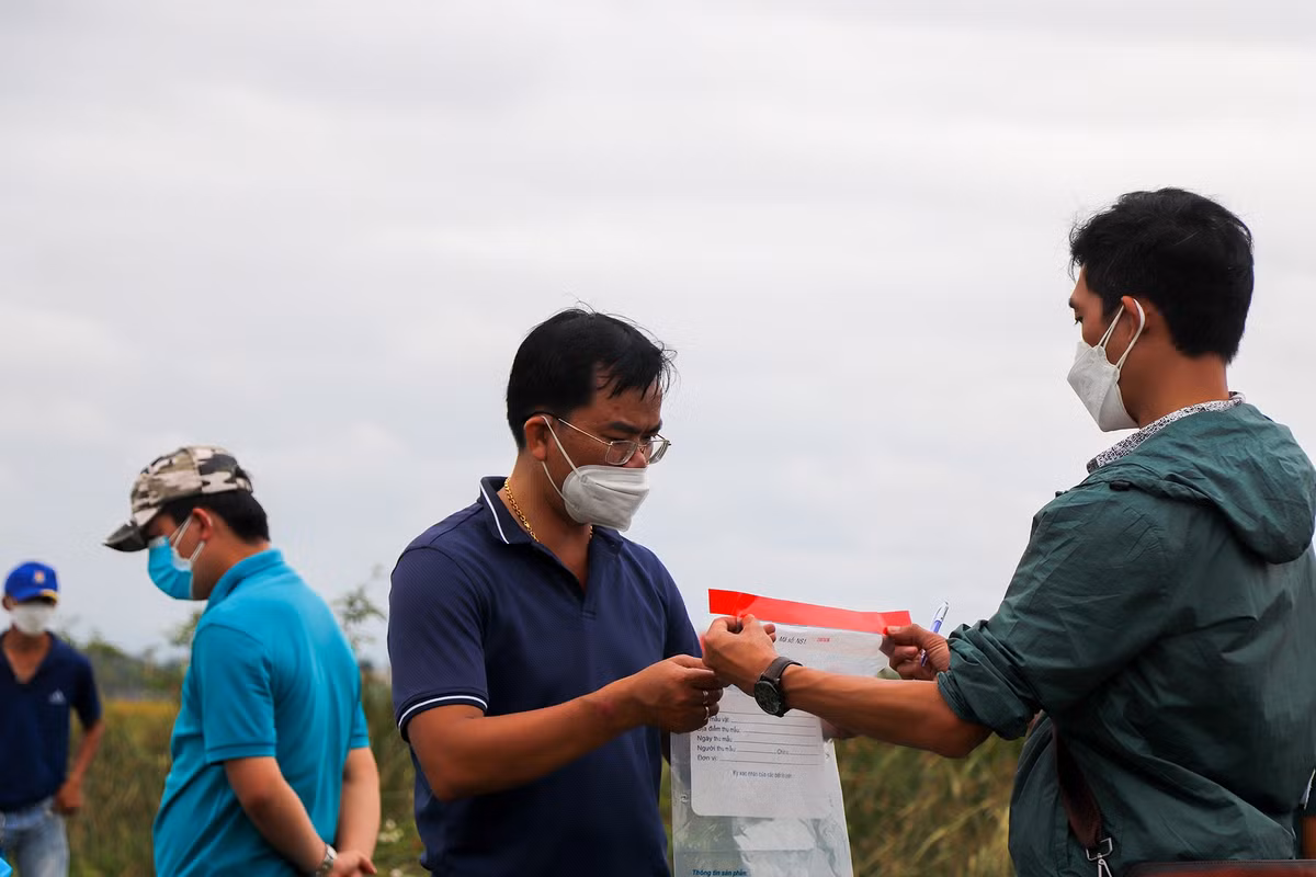 Cảnh sát thu thập vật dụng cá nhân của nạn nhân.