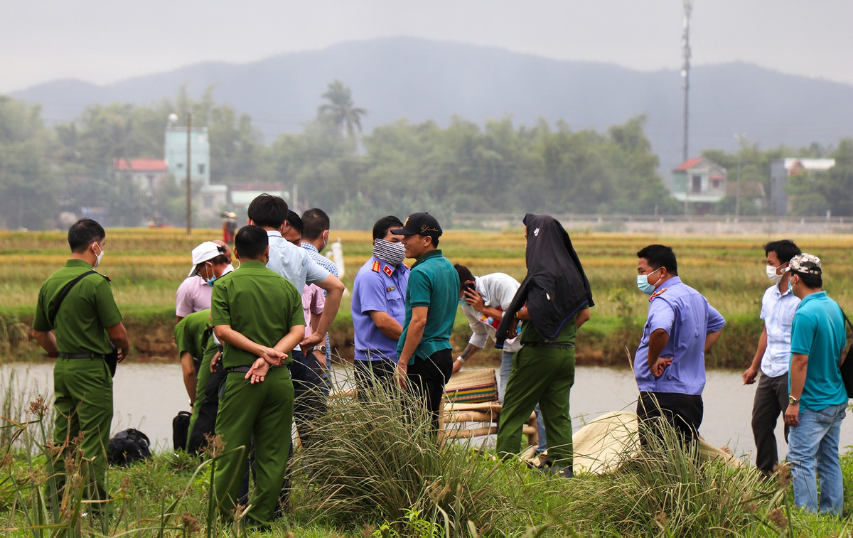 Cán bộ VKSND tỉnh Quảng Nam cũng có mặt phối hợp khám nghiệm tử thi, điều tra vụ việc.