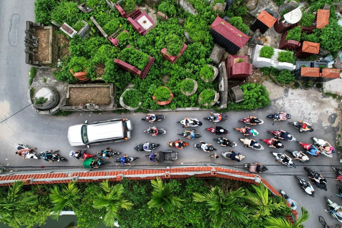 Nguoi Ha Noi ngan ngam vi nha cua sat vach nghia trang