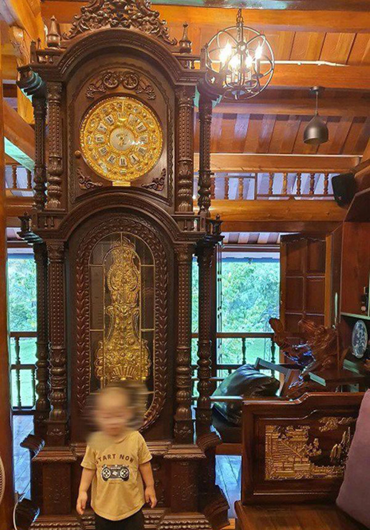 Phía trong, vợ chồng Xuân Bắc sử dụng rất nhiều nội thất bằng gỗ.