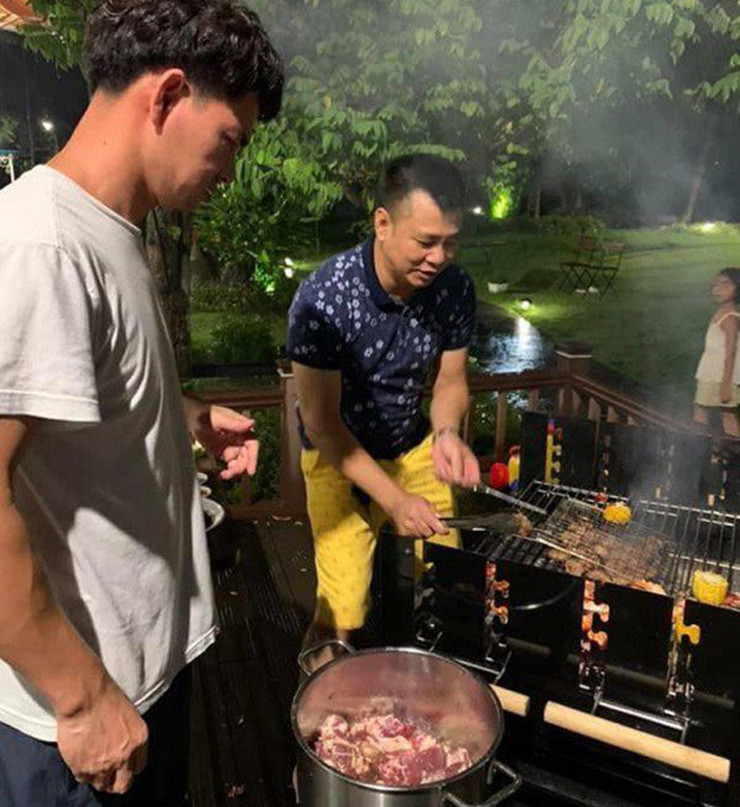 Không gian sân vườn rộng rãi là nơi gặp gỡ bạn bè những dịp lễ tết, cuối tuần của gia đình nghệ sĩ.