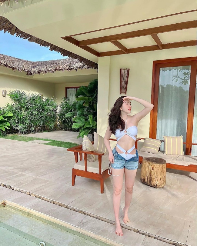 Bảo Thy cũng "đu trend" này khi có cách kết hợp áo tắm với hot pants tương tự.