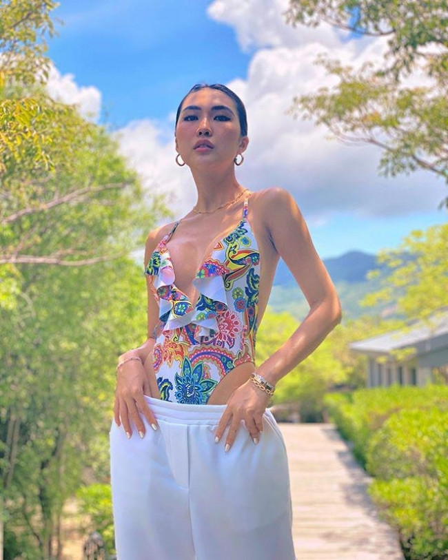 Thay vì mặc hot pants, Tường Linh lại chọn quần chun dáng dài.