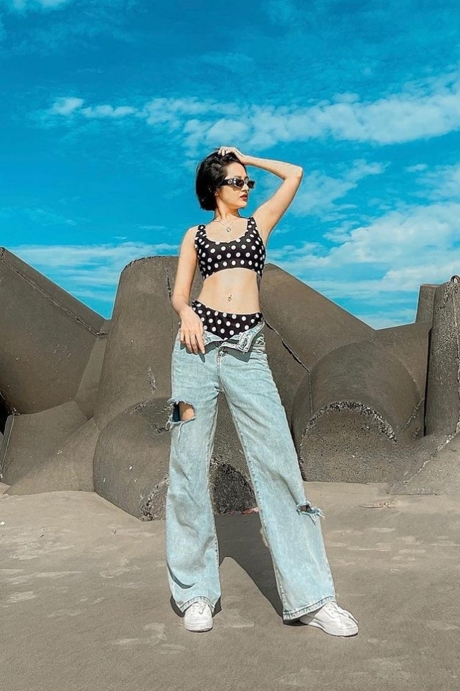 Bảo Anh lại chọn mặc áo tắm cùng quần jean ống rộng mang đến hình ảnh cá tính hơn.