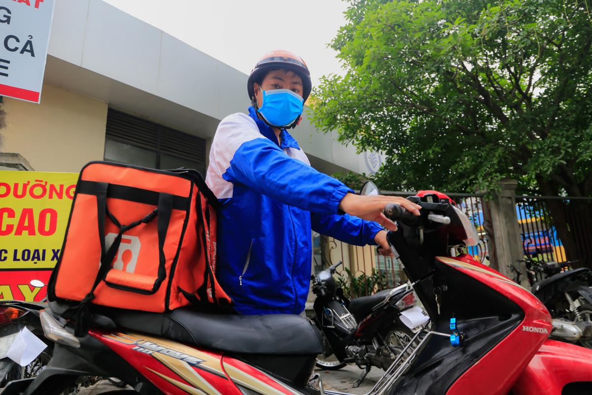 "Hôm qua xe tôi bị chết máy trên đường Tôn Thất Thuyết nên tôi phải dắt bộ về Dương Đình Nghệ khoảng 1 km. Xe bị ngập nước nên tôi phải thay dầu máy, lọc gió và vệ sinh máy, hết khoảng 450.000 đồng", nhân viên giao hàng nói.