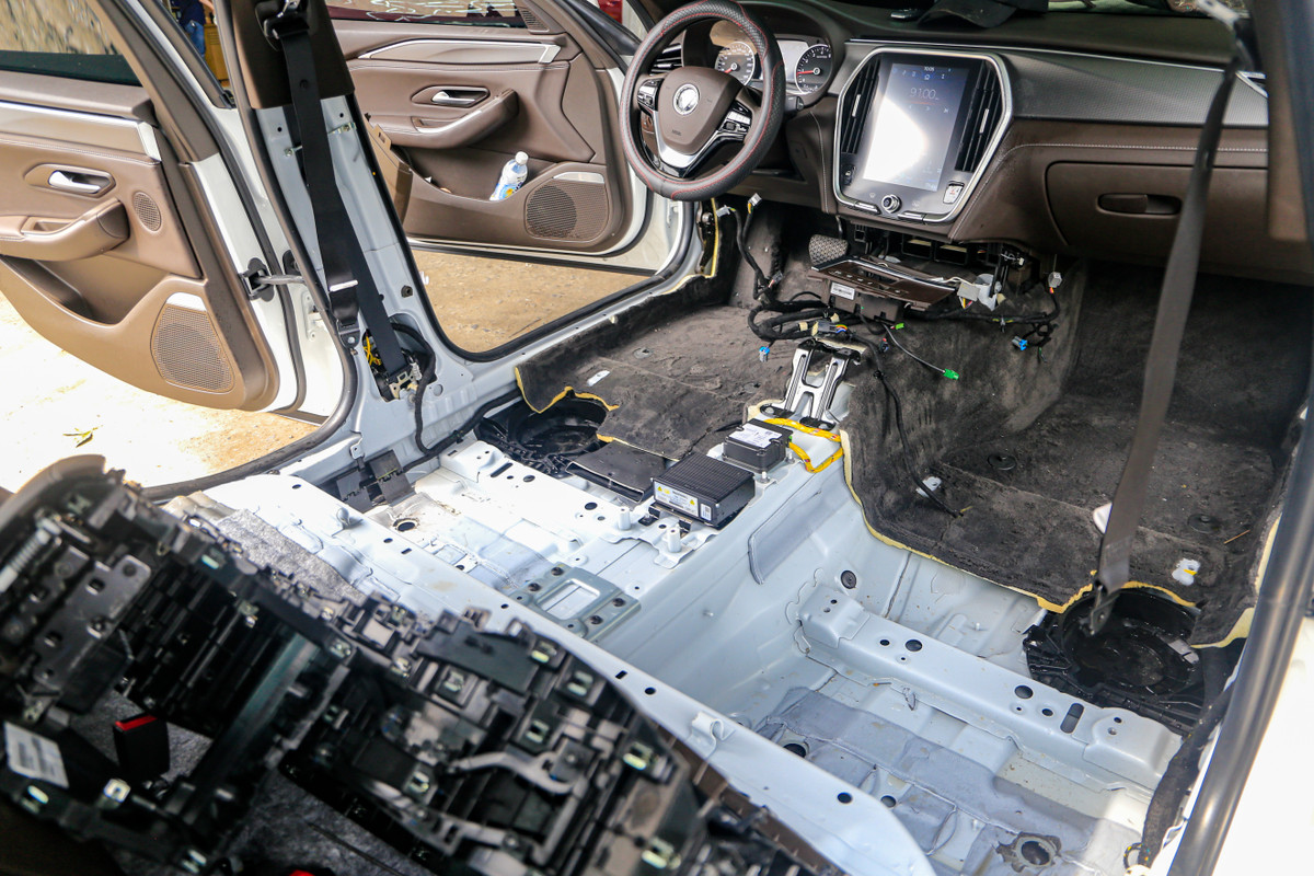 "Một số ôtô bị nước tràn vào, nếu để lâu sẽ hỏng nội thất; chập một số dây điện dưới sàn do ẩm. Do vậy, khi xe được chuyển đến garage thì tất cả bộ phận trong khoang lái được tháo dỡ để kiểm tra, sửa chữa và sấy khô mạch điện", anh Khải chia sẻ thêm.