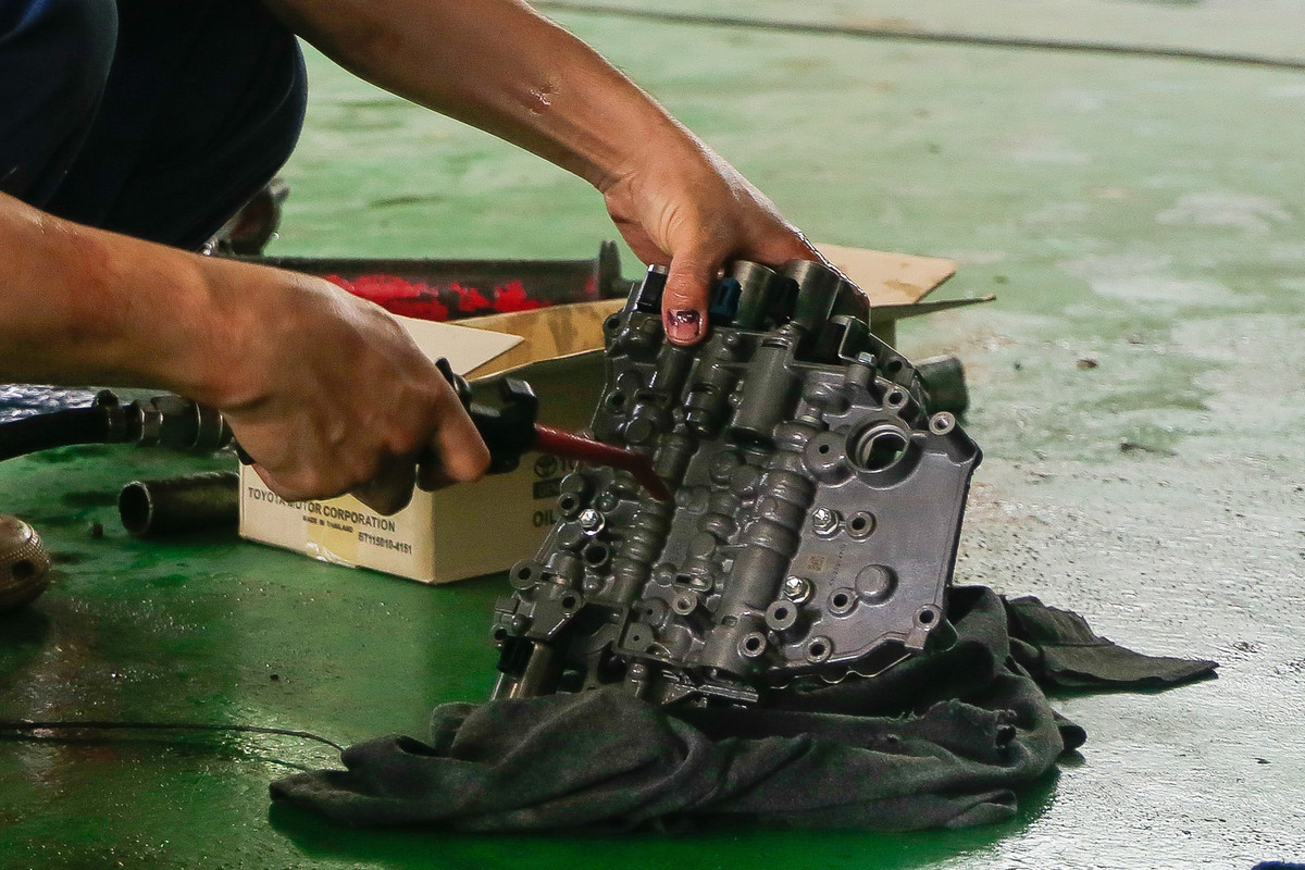 Các chi tiết máy như hộp số, ly hợp... được tháo ra để vệ sinh.