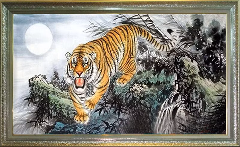 Tranh thú dữ, vũ khí. Theo phong thủy, treo tranh thú dữ, đao kiếm trong nhà cũng là một đại kỵ. Những món đồ này tuyệt đối không được đặt trong phòng ngủ.