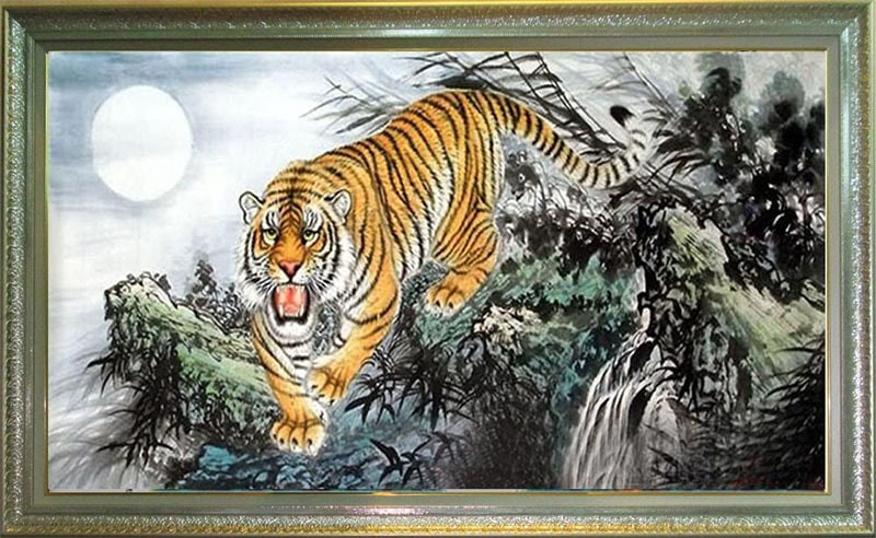 Tranh thú dữ, vũ khí. Theo phong thủy, treo tranh thú dữ, đao kiếm trong nhà cũng là một đại kỵ. Những món đồ này tuyệt đối không được đặt trong phòng ngủ.