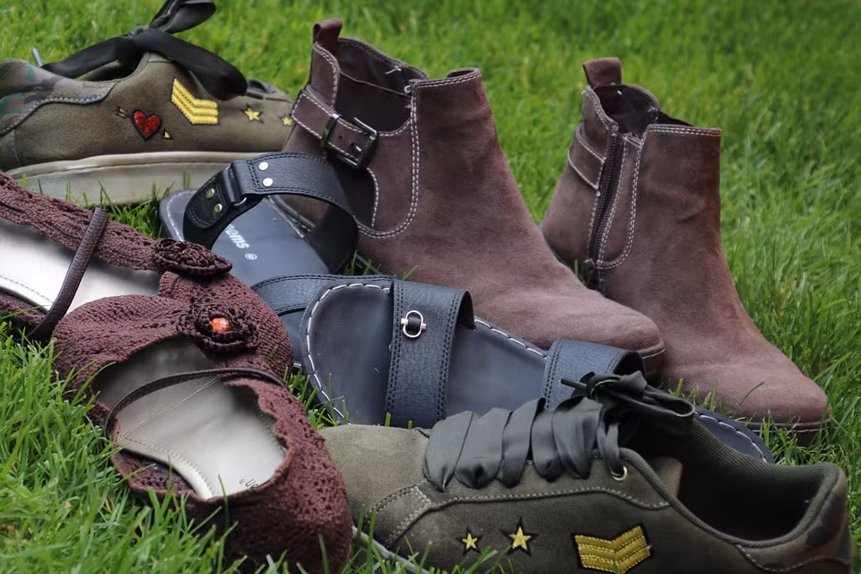 Về phương diện sức khỏe, giày dép cũ là nơi trú ngụ của vi khuẩn, nấm mốc. Nếu để chúng trong nhà sẽ làm ảnh hưởng đến sức khỏe của các thành viên trong gia đình. Ngoài ra, độ ma sát của giày dép cũ sẽ không còn tốt, nếu tiếp tục sử dụng, nó có thể khiến bạn bị ngã.