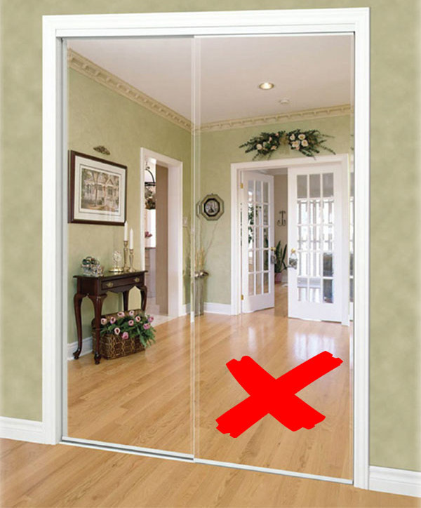 Gương ở cửa ra vào. Nhiều người thích đặt gương ở cửa ra vào và phòng khách để trang trí, đồng thời tiện trong việc chỉnh trang quần áo, nhan sắc trước khi ra ngoài. Tuy nhiên, khu vực cửa chính là nơi tập trung tài vận của gia chủ. Gương lại có tính phản chiếu. Nó sẽ chặn các luồng khí tốt ở bên ngoài, không cho chúng vào nhà. 