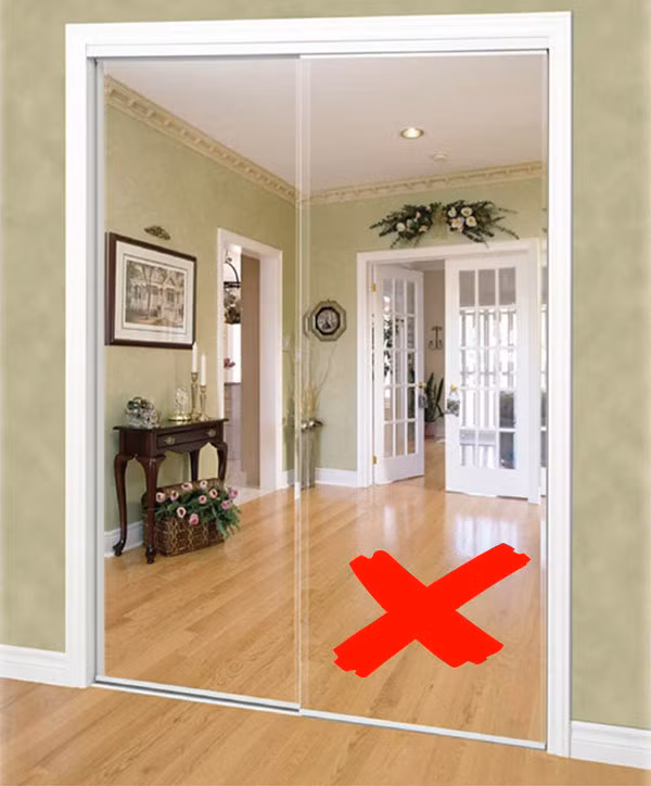 Gương ở cửa ra vào. Nhiều người thích đặt gương ở cửa ra vào và phòng khách để trang trí, đồng thời tiện trong việc chỉnh trang quần áo, nhan sắc trước khi ra ngoài. Tuy nhiên, khu vực cửa chính là nơi tập trung tài vận của gia chủ. Gương lại có tính phản chiếu. Nó sẽ chặn các luồng khí tốt ở bên ngoài, không cho chúng vào nhà. 