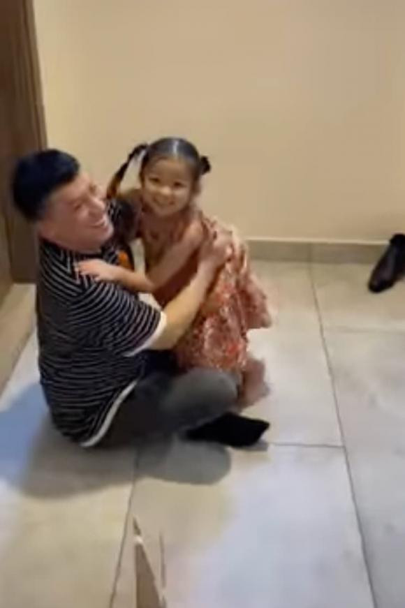 Mac ket o My, Lam Truong tu goi minh thanh qua cho con gai