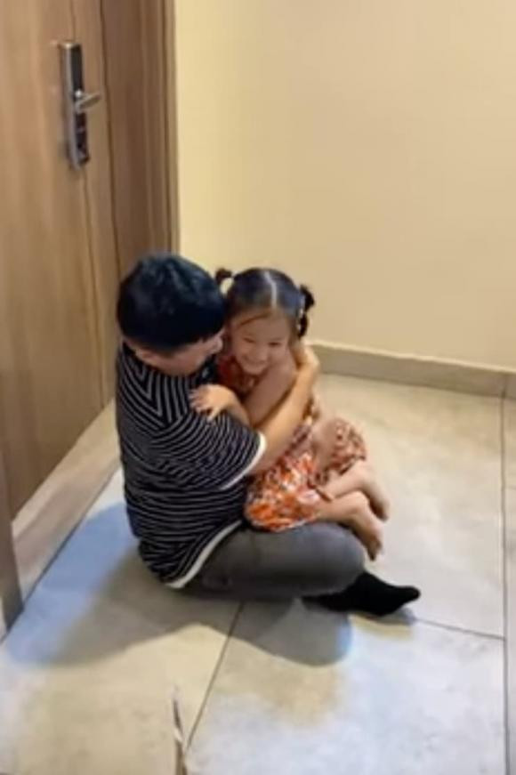 Mac ket o My, Lam Truong tu goi minh thanh qua cho con gai-Hinh-2