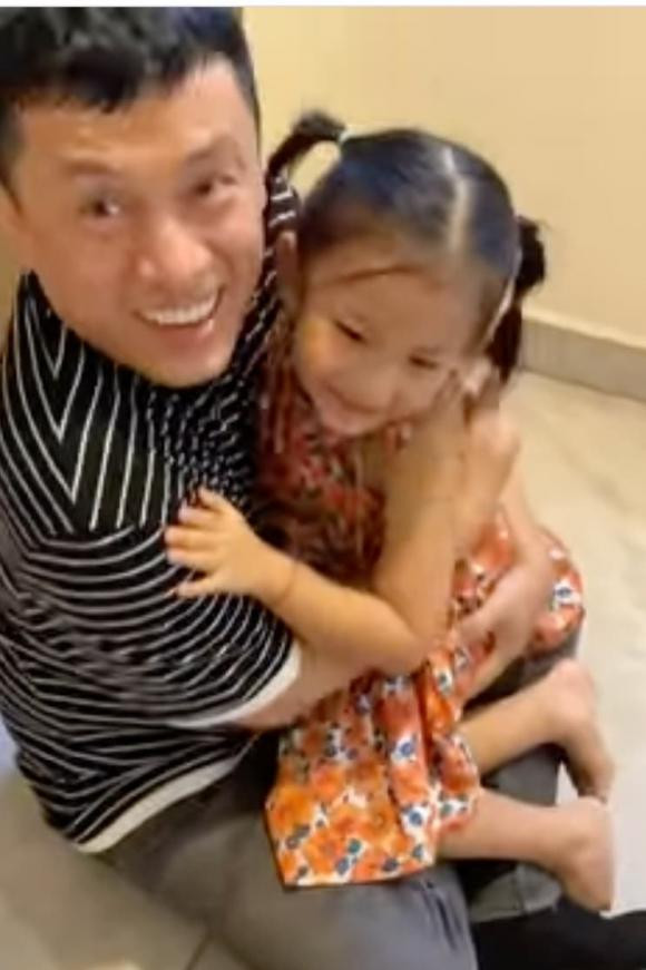 Mac ket o My, Lam Truong tu goi minh thanh qua cho con gai-Hinh-4