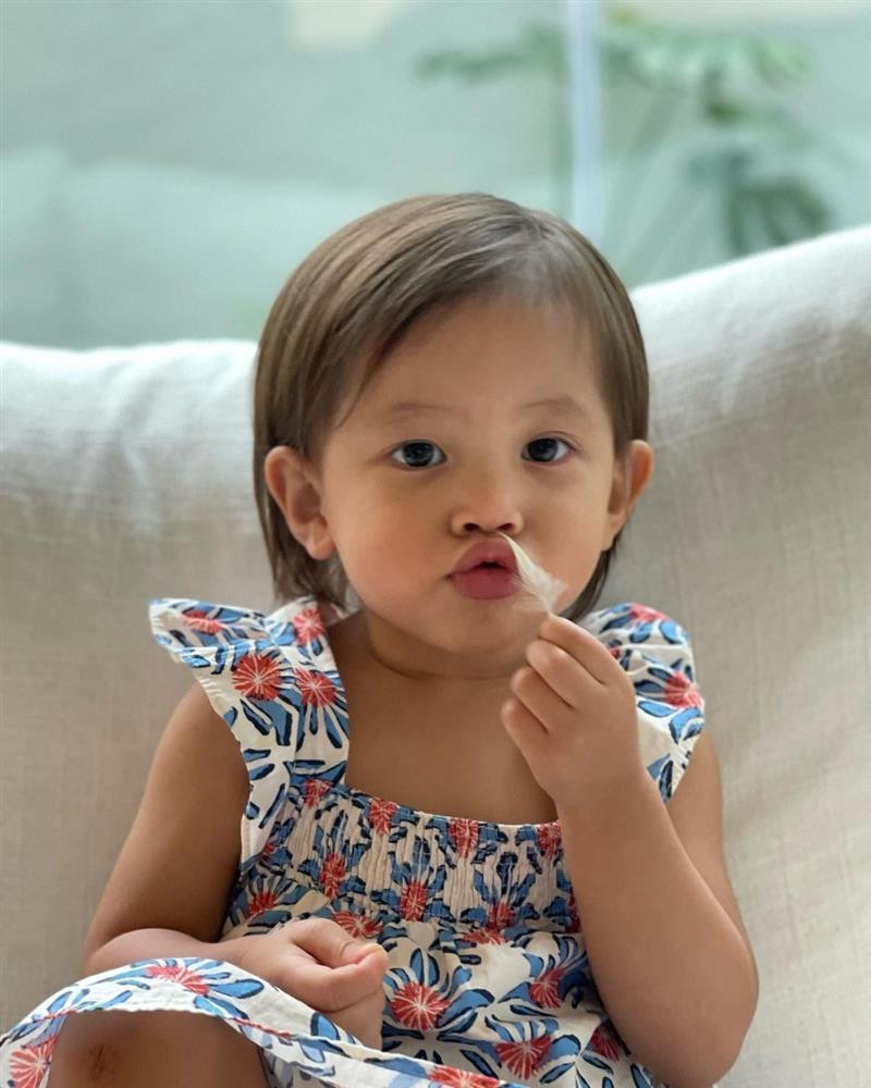 Bat ngo ai nu Ho Ngoc Ha chua day 2 tuoi da cam mic hat hay-Hinh-4