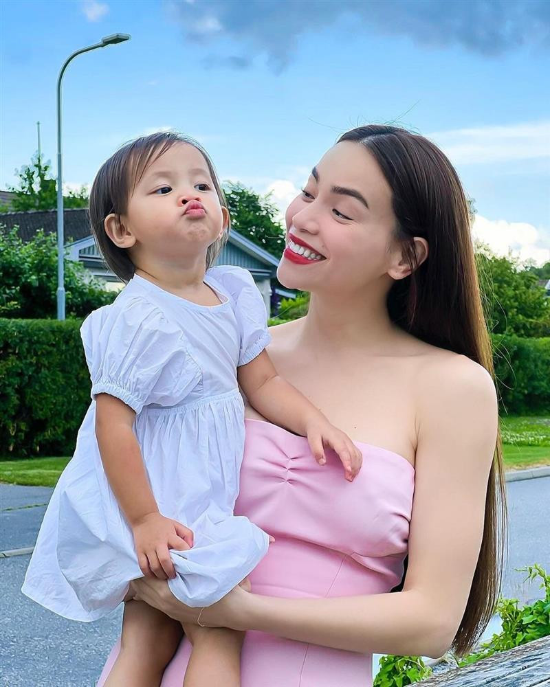 Bat ngo ai nu Ho Ngoc Ha chua day 2 tuoi da cam mic hat hay-Hinh-8