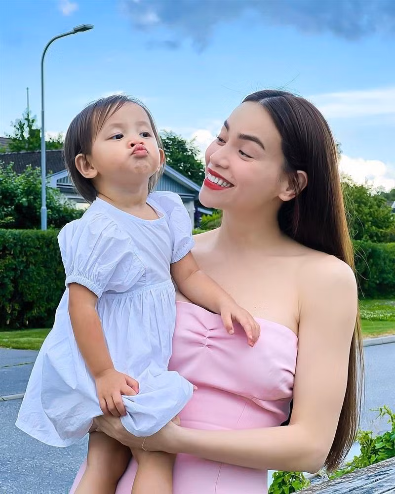 Bat ngo ai nu Ho Ngoc Ha chua day 2 tuoi da cam mic hat hay-Hinh-8