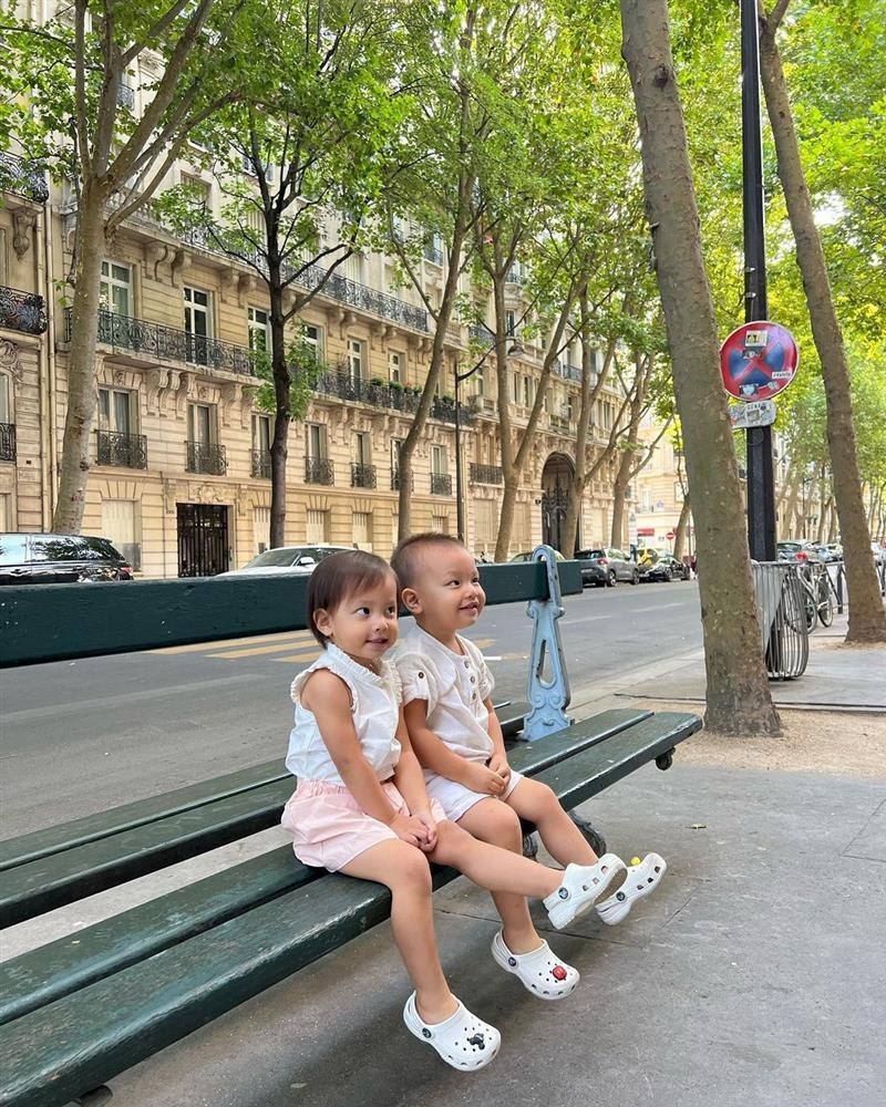 Bat ngo ai nu Ho Ngoc Ha chua day 2 tuoi da cam mic hat hay-Hinh-6