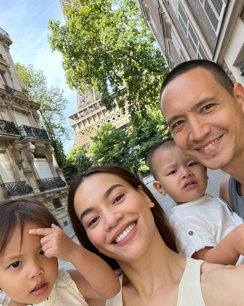 Bat ngo ai nu Ho Ngoc Ha chua day 2 tuoi da cam mic hat hay-Hinh-11