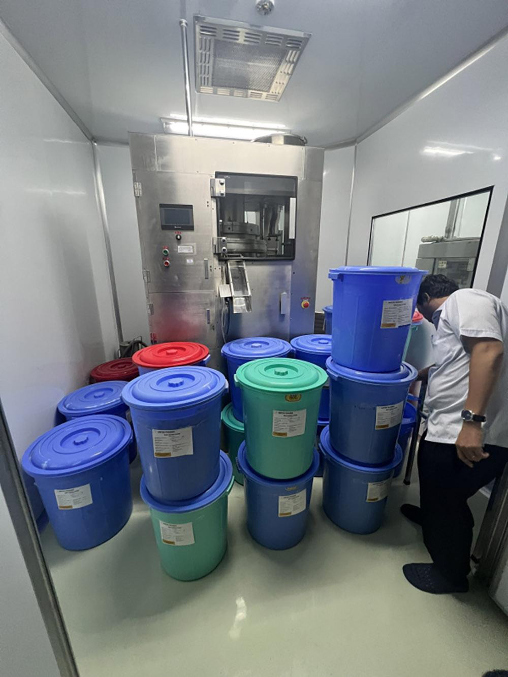 Công an TP.HCM 'cất lưới' ổ thuốc giả rất lớn ngay trong nhà máy tân dược thật - Hình 2 Cong an TP.HCM 'cat luoi' o thuoc gia rat lon ngay trong nha may tan duoc that-Hinh-2