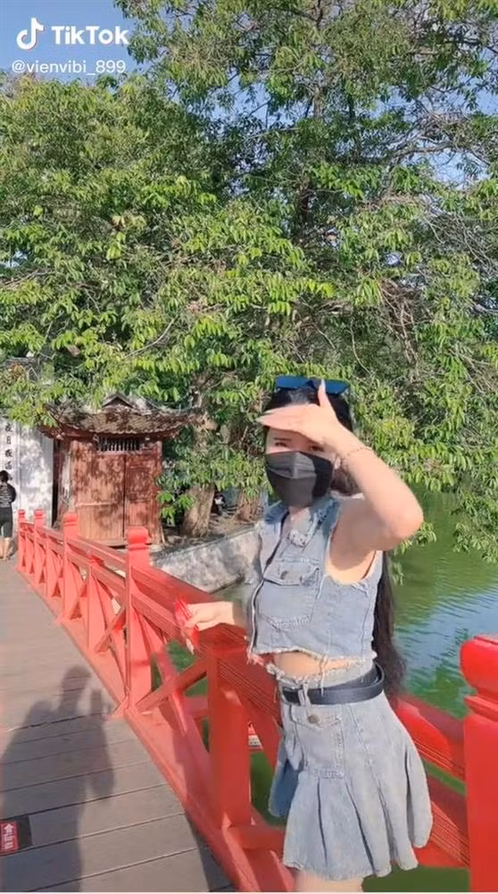 Gai xinh choi soc dien do ngan cun, check-in tai Den Ngoc Son