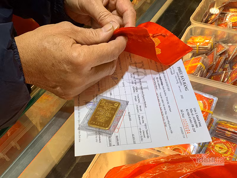 Gia vang hom nay 27/2: Sau cu do doc, vung tren moc 65 trieu