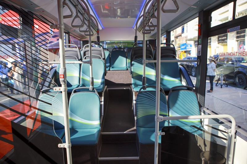 hững chiếc ghế được thiết kế có điểm tựa lưng thoải mái. Mỗi xe có sức chứa mỗi xe từ 65 - 70 chỗ (đứng - ngồi).