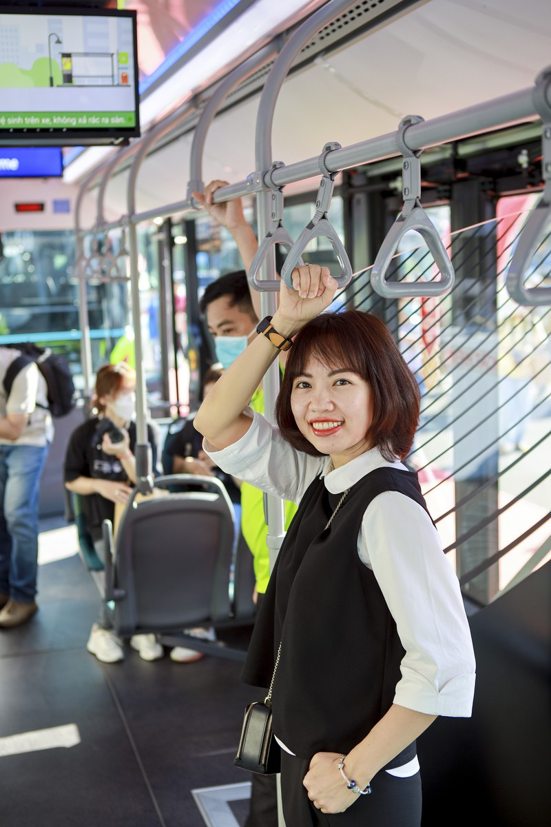 "So với xe buýt thông thường, xe buýt điện hiện đại hơn cho cảm giác vận hành êm ái hơn. Không gian bên trong được bố trí rộng rãi, thiết kế gầm thấp tiện lợi cho những người khuyết tật người già tham gia giao thông bằng xe buýt. Mình hy vọng TP có thêm thật nhiều tuyến xe như thế này để giúp phát triển giao thông công cộng, bảo vệ TP xanh sạch hơn." - Chị Trần Phi Yến (quận 1) chia sẻ trải nghiệm khi đi xe.