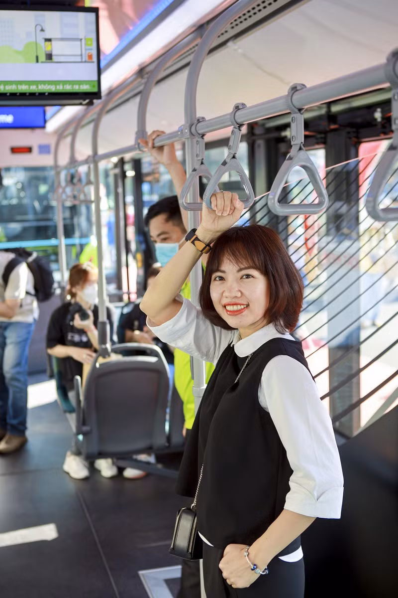 "So với xe buýt thông thường, xe buýt điện hiện đại hơn cho cảm giác vận hành êm ái hơn. Không gian bên trong được bố trí rộng rãi, thiết kế gầm thấp tiện lợi cho những người khuyết tật người già tham gia giao thông bằng xe buýt. Mình hy vọng TP có thêm thật nhiều tuyến xe như thế này để giúp phát triển giao thông công cộng, bảo vệ TP xanh sạch hơn." - Chị Trần Phi Yến (quận 1) chia sẻ trải nghiệm khi đi xe.