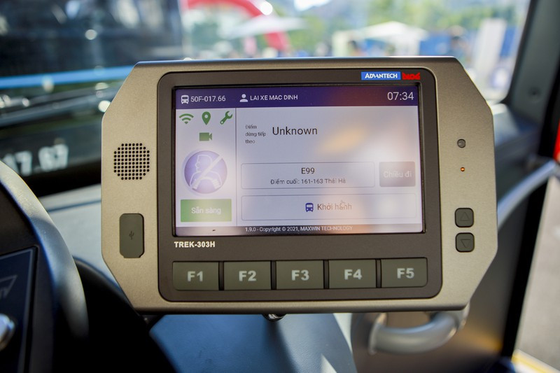 uyến xe buýt điện đầu tiên tại TP.HCM có số hiệu D4. Trong xe được trang bị bảng điện tử thông báo điểm dừng sắp tới, kiểm soát hành trình, cảnh báo lùi, quan sát khi dừng đỗ.