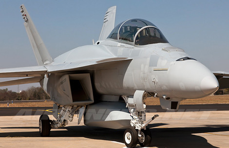 Biến thể mới nhất của tiêm kích hạm F/A-18E/F với 2 khoang chứa nhiên liệu đặt ở mặt trên gốc cánh và thùng chứa vũ khí nằm dưới bụng.