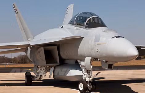 Biến thể mới nhất của tiêm kích hạm F/A-18E/F với 2 khoang chứa nhiên liệu đặt ở mặt trên gốc cánh và thùng chứa vũ khí nằm dưới bụng.