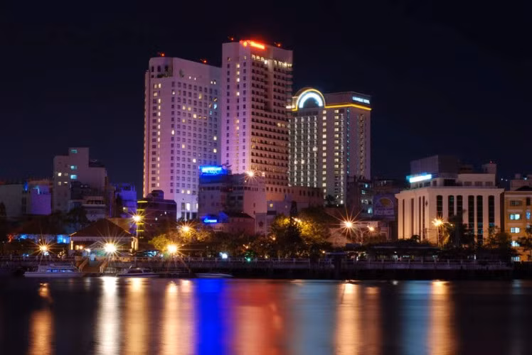 Khách sạn Sheraton, nơi xảy ra vụ việc du khách ngã lầu tử vong.