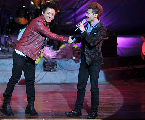 Khắc Việt và Tuấn Hưng thường xuyên xuất hiện trong các hoạt động âm nhạc của nhau. Cả hai có mối thân tình từ khá lâu.