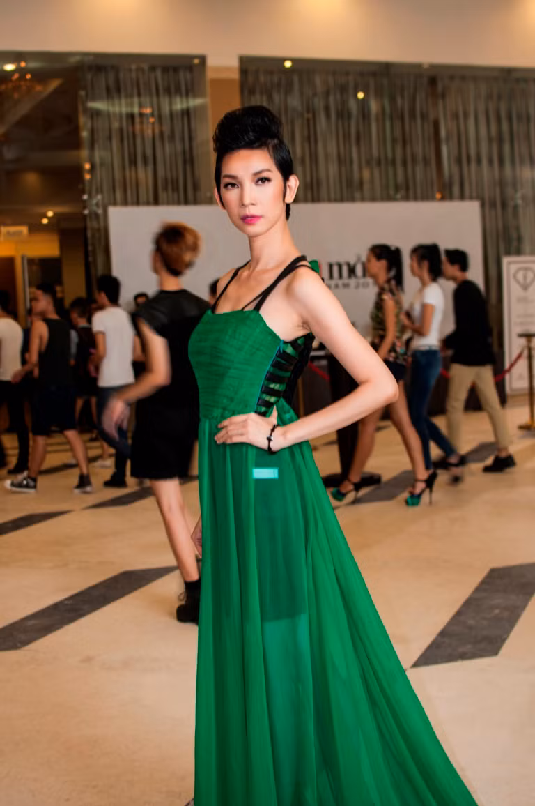 Cô chuyên nghiệp tạo dáng trước ống kính trước màn biểu diễn catwalk thị phạm cho thí sinh.