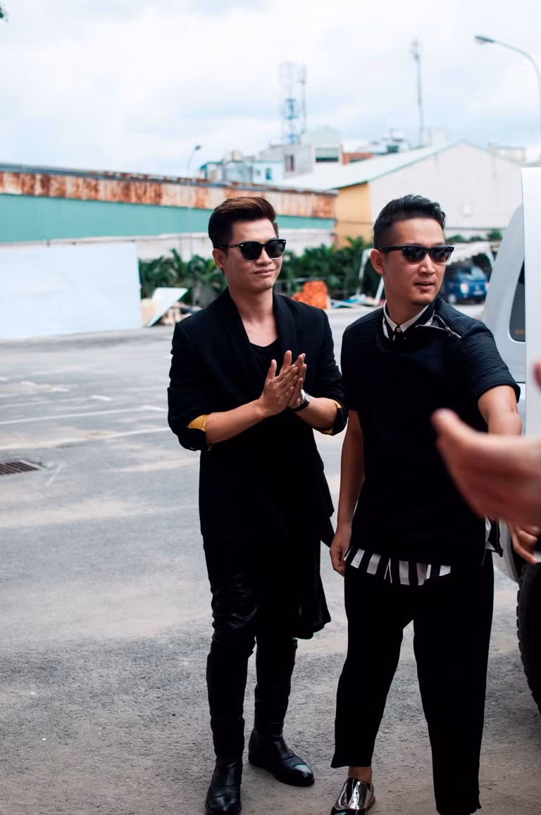 Chuyên gia trang điểm Nam Trung diện style khác biệt với tông đen, nổi bật chân váy voan xếp ly tha thướt. Trong khi giám khảo Samuel Hoàng bảnh bao với sơ mi đơn giản và cặp kính đen.