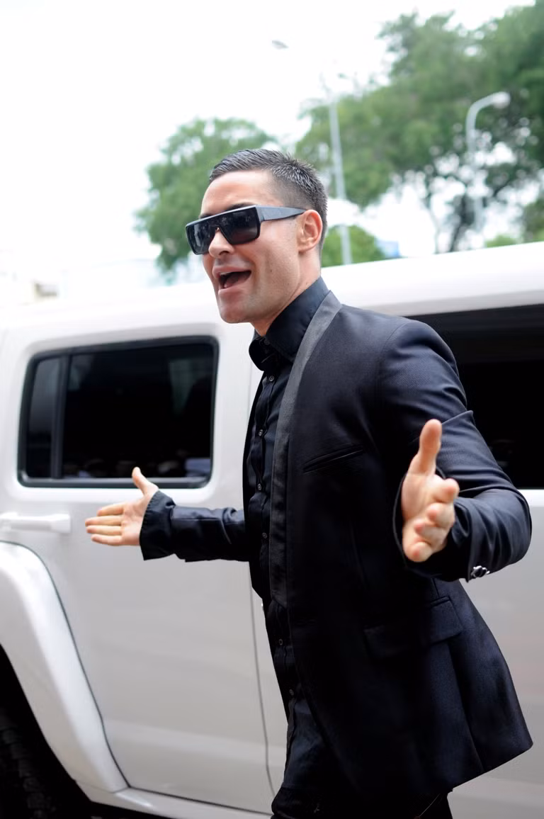 Trong bộ vesti lịch lãm, bước xuống chiếc xe sang trọng, Adam không quên vẫy tay và gửi nụ hôn gió đến thí sinh của mình.