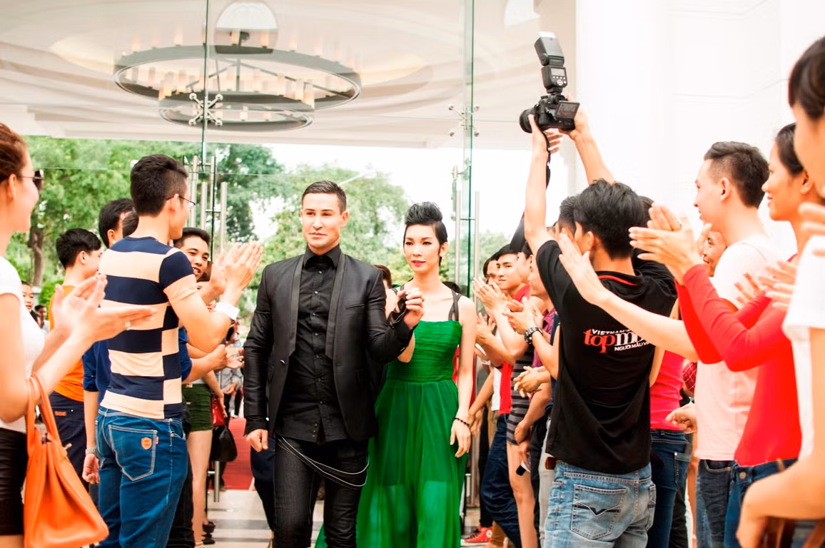 Cô được vị giám khảo ngoại quốc Adam chăm sóc tận tình, hộ tống trên thảm đỏ trong sự ngưỡng mộ của dàn thí sinh.