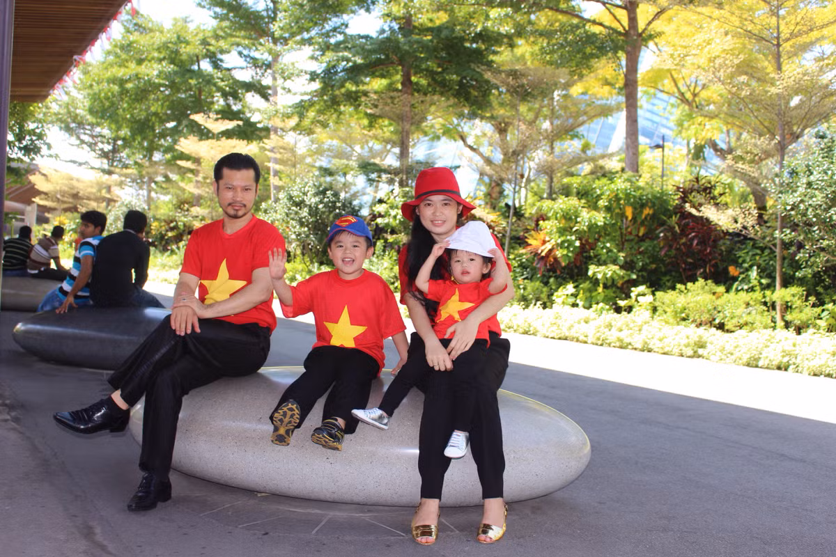 Ngoài ra, anh chọn trang phục áo màu cờ đất nước thường xuyên xuất hiện trên đường phố Singapore.