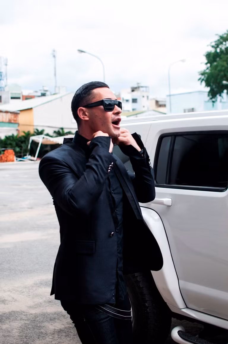 Giám khảo ngoại quốc Adam khá phấn khích trước sự chào đón nhiệt tình của dàn thí sinh năm nay.