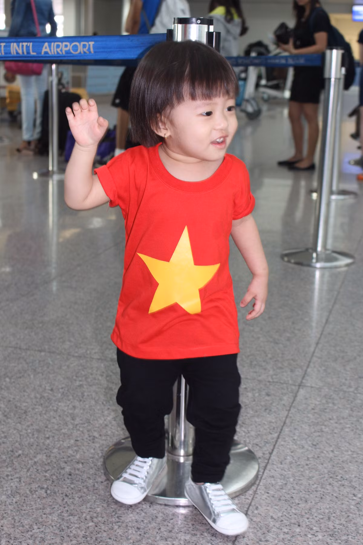 Cô con gái thứ hai tên Thánh Thiện có gương mặt xinh xắn giống mẹ và rất bạo dạn khi ở chỗ đông người. Cả gia đình đành trọn cuối tuần thăm thú quốc đảo xinh đẹp