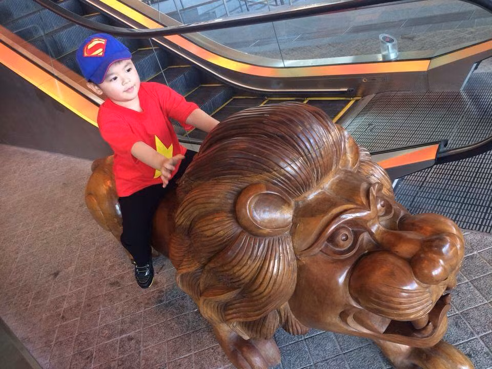 Cậu quý tử Hoàn Hảo đáng yêu, tinh nghịch sở hữu vẻ điển trai.