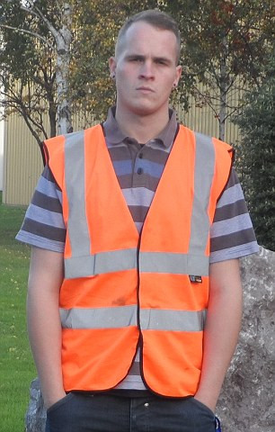 Trò chuyện với Panorama BBC1, Adam Littler, 23 tuổi, cho biết ca làm việc đêm của anh kéo dài 10,5 giờ và có khoảng 33 giây để xử lý một đơn hàng.