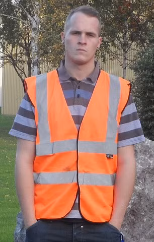 Trò chuyện với Panorama BBC1, Adam Littler, 23 tuổi, cho biết ca làm việc đêm của anh kéo dài 10,5 giờ và có khoảng 33 giây để xử lý một đơn hàng.