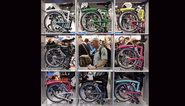 Càng ngày, dân “phố” càng thích đạp xe và mẫu xe đạp gập lại được chính là lựa chọn thích hợp cho họ.