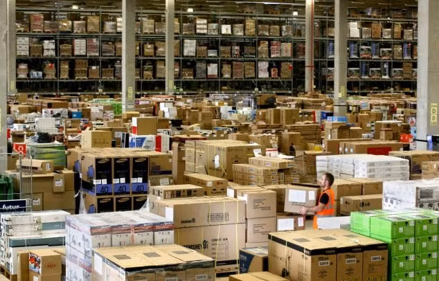 Adam Littler được thuê vào làm việc tại kho qua một đại lý môi giới với mức lương 6,5 bảng/giờ với các ca làm việc ban ngày và 8,15 bảng/giờ với ca ban đêm.