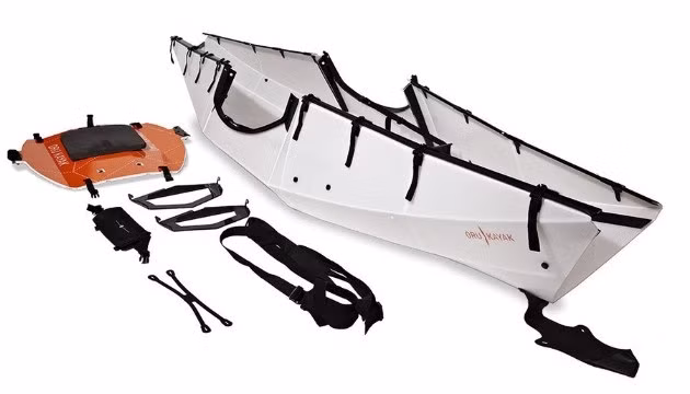 Chỉ bằng vài động tác đơn giản, cả chiếc xuồng sẽ giảm xuống kích thước một chiếc va li du lịch nhỏ gọn.