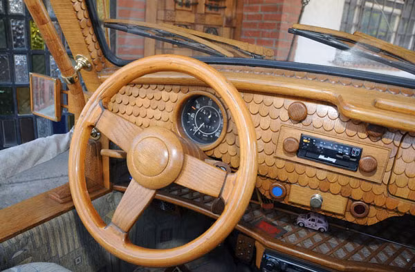 Bánh lái cũng bằng gỗ, cùng cách trang trí theo phong cách lợp ngói rất ấn tượng.