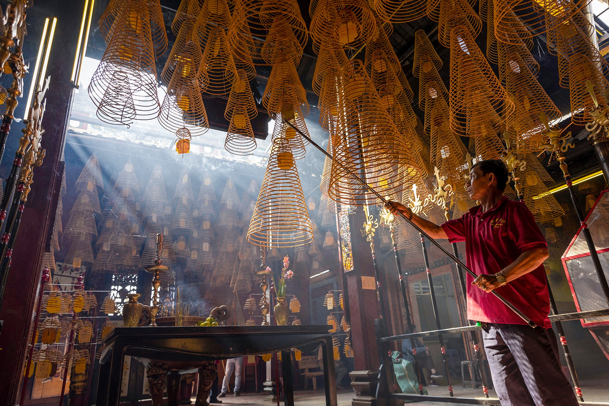 Hang tram vong nhang 'khong bao gio tat' trong ngoi chua co mien Tay-Hinh-3